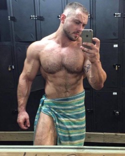 pichasculosandpanochas:  nicksechi:  Checking in with his Grindr buds …  Follow me at : http://pichasculosandpanochas.tumblr.com Like - Follow - Tell a friend - Come back - And most importantly Reblog