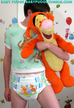 daddyslittlesubmissiveboy:  Look at that poof! Such a big diaper. Awesome!