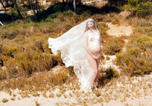 Mariacarla Boscono photographed when pregnant