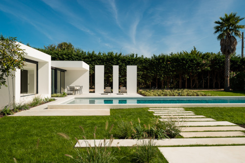 PISCINE & POOL-HOUSE Architect : Atelier Delphine Carrere Landscape architect : Atelier 10 Locat