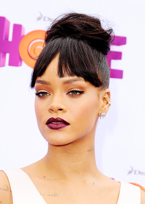 celebritiesofcolor:Rihanna attends the premiere of Twentieth Century Fox And Dreamworks Animation’s 