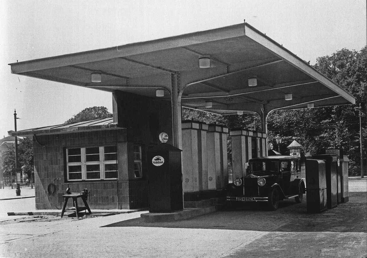 A Gas Station in 1925, Leipzig