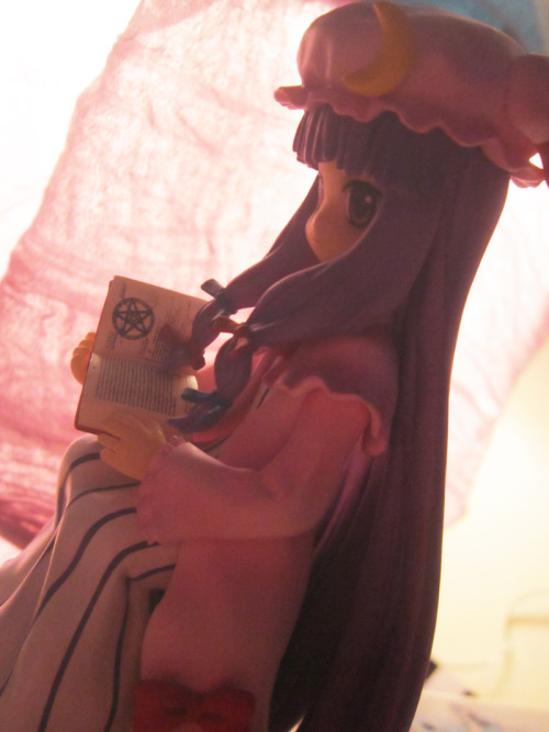 Ques Q: Patchouli Knowledge (Touhou Project) Bought from AmiAmi, March 2013