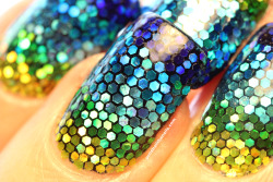 ragtime-feline:fwips:  polishallthenails:  Sure, there’s nearly a thousand individually placed pieces of glitter on this mermaid mani but THAT DOESN’T MAKE ME CRAZY OK I JUST LIKE GLITTER Post is here  holy shit  wh a t the hell kind of inhuman patience