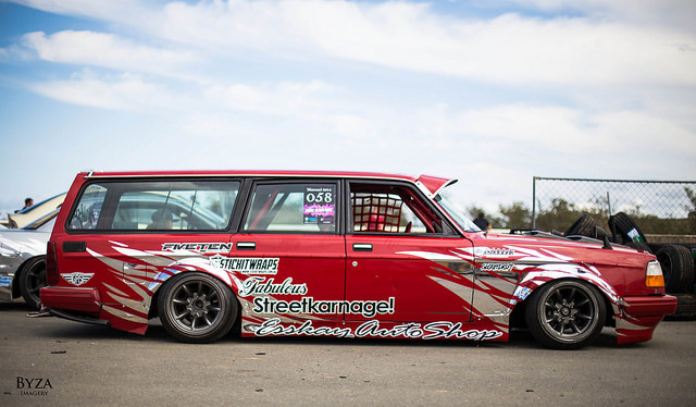 carversti:  slamburglars:Streetkarnage Volvo by Byza on Flickr.  graphicz goal