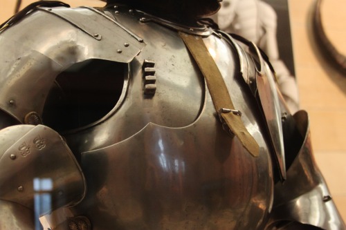 barbucomedie: Field Armour from Milan, Italy dated to the 15th Century on display in the Kelvingrove
