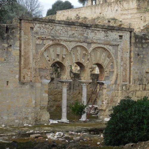 Ruinas mudéjares con una entrada arqueada, Medina azahara, Córdoba, 2016.