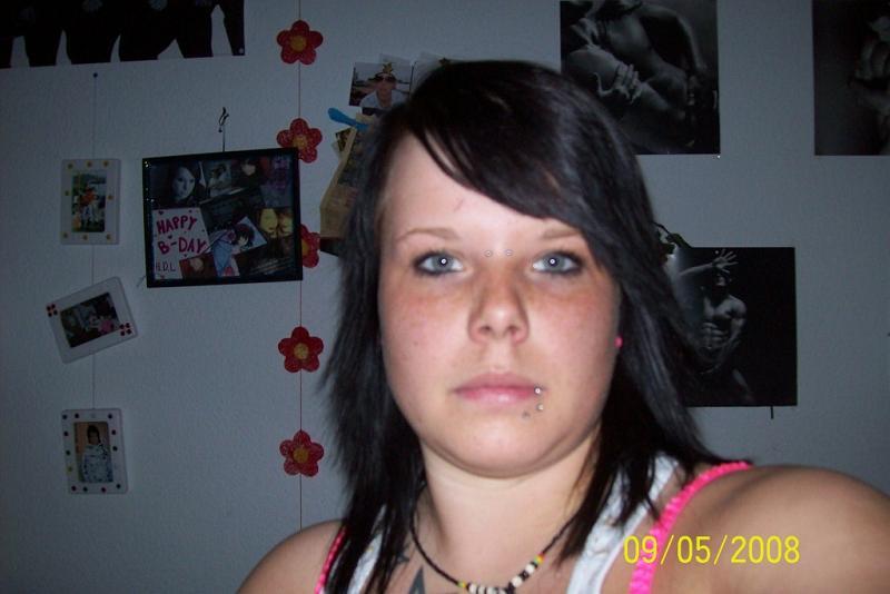 deutschefotzen:  geile Teenfotze Jenny will hart gefickt werden