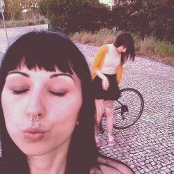 neveraboveneverbelow:  #kiss #bike #selfie