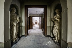 carnivalgraveyards:  Abandoned monastery