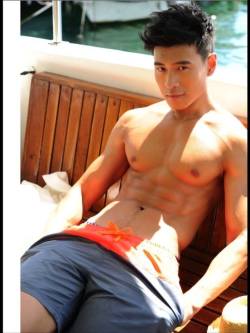 evianguy:  Hawt Asian Stud!