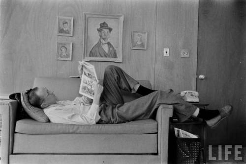 Tall man on a small couch(Alfred Eisenstaedt. n.d.)