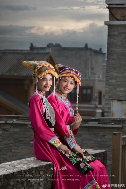 Photoshoot of two women of the Qiang ethnicity in Mianyang
