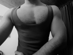 hardpecs:  love to worship my pecs and rub