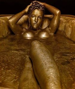 femalebodyfetish:  Metallic bath…