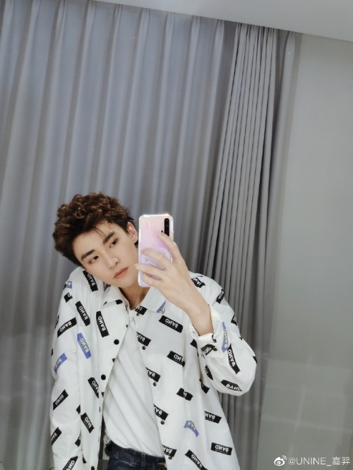 Jia Yi (@UNINE_嘉羿) | 190729 weibo update [TRANS]最近有点热，那要跟我一起去冰岛吗？ ​​​​It’s a bit hot lately, d