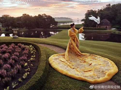 dressesofchina:Guo Pei couture combines Chinese patterns and Western fairytales.