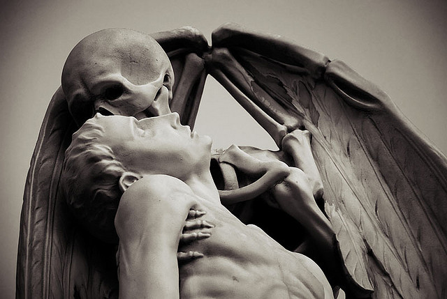 asylum-art:  The Kiss of Death  The sculpture “The Kiss of Death” (The Bes de