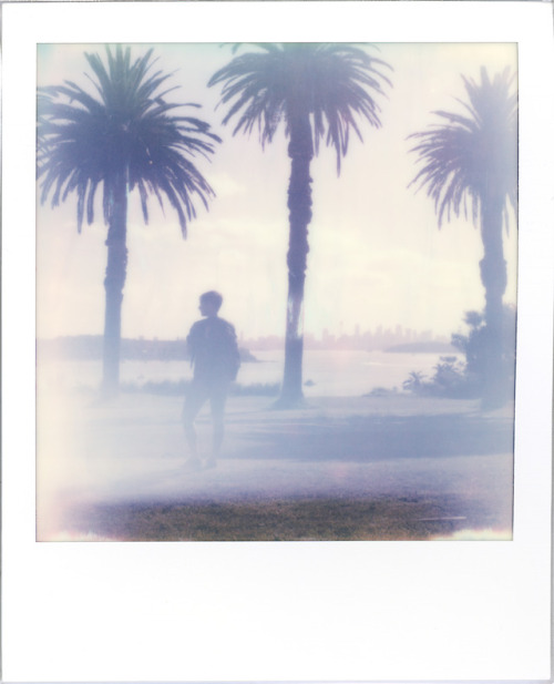 Ses pieds restent sur terre Mais son regard Se perd dans l’horizonSydney, AustraliePolaroid SLR670-S