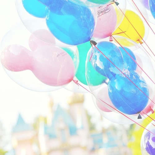 mermaidminnies:  #balloonstalking (at Refreshment Corner) 