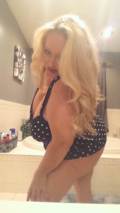 jasminedd:  Got my little nightie on, gonna take a bath, then chill out for awhile…sleep well my sweet tumblrs!! 🌜 😴 😚 