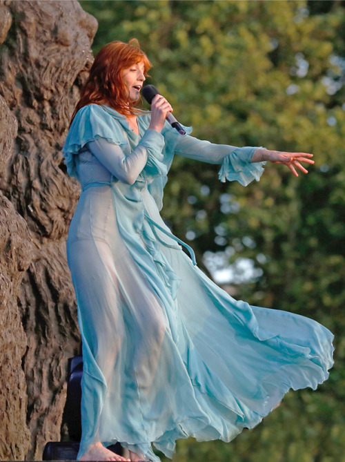 luthienmuse:Florence + The Arts 23/?Elenore Abbott’s Drawnvs Florence Welch at Hyde Park