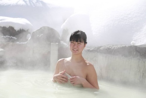 おはようございます ・ こちらは万座温泉｢湯の花旅館｣の 雪見混浴露天風呂です ・ 真っ白な景色に陽射しが反射して 眩しいのなんのって ・ 今日も１日頑張ろう！ ・ #カメラ #mixed_bathi