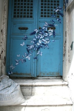 jedavu:  Street Art Project Aims To Decorate The World With 4,000 Blue Butterflies by Based in New York, artist Tasha Lewis 