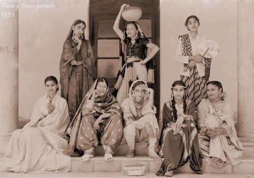 dastaanewatan:Pakistani girls, Karachi, 1953.