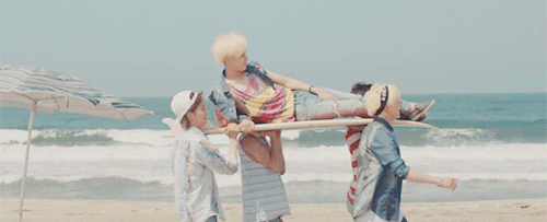 chaw0man:  Jinyoung surfing on the wrong side of the board 
