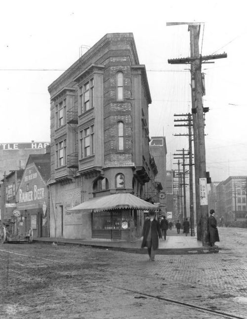 Looking north from 1st Ave. S. and Railroad Ave. showing the Flatiron Building, Seattle, 1910.