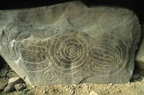 irisharchaeology:Prehistoric rock art at the great Neolithic passage tomb at Knowth, Co. Meath, Irel