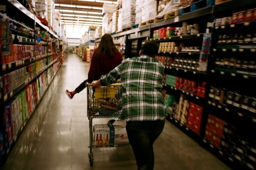 Supermarket (Salinas, 2019) Día de ir a hacer el mandando, Cecia y Oscar son muy buenos amigos, son 