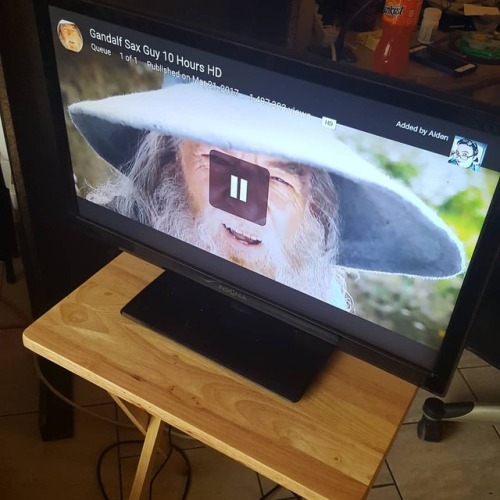 renniequeer:My boyfriend got a Chromecast and sent a 10 hour loop of Gandalf Sax to the tv while I w