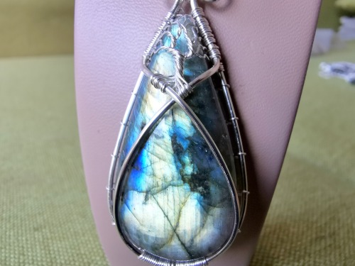 I love taking close up shots of labradorite pendants :).My Etsy shop: https://etsy.me/3aCJ5yC