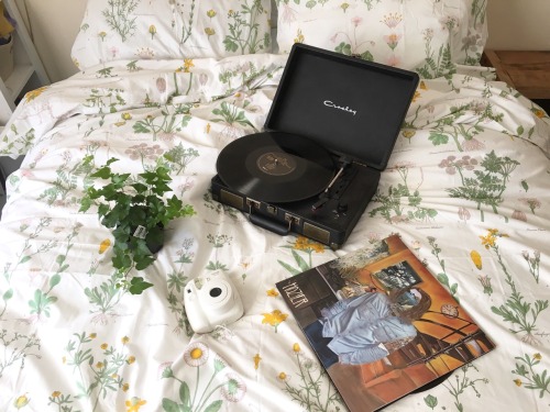 peachygoghh:record player n stuff ft pumped up kicks