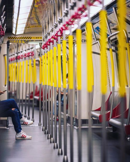 in rolling stock #hongkong #discoverhongkong #MTR #underground #theimaged #香港 #ファインダー越しの私の世界 (Hong K