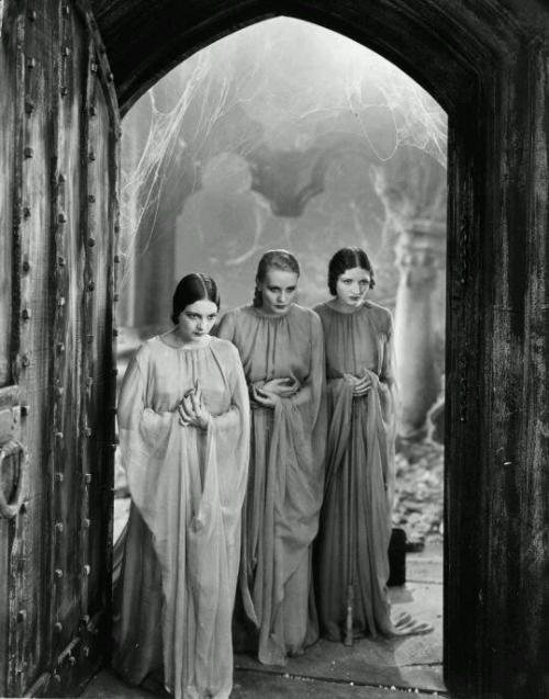 vampsandflappers - Dracula’s three brides, uncredited in the 1931...