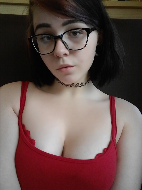 poppunkcxnt: I look so good in red. Honestly just fuck me up.