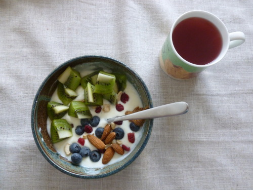 remainsofabrokenheart: today’s breakfast: natural yogurt with a kiwi, blueberries, almonds, ca