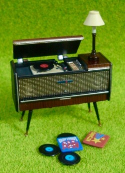 zgmfd:  HI-FI record player set dollhouse furniture 