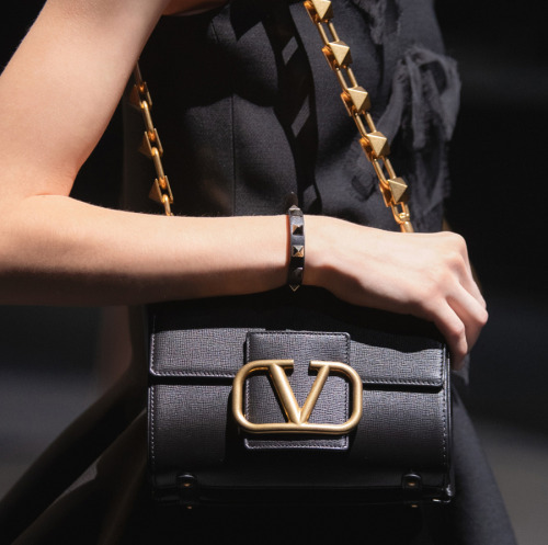Trendy Bag for FW21: 90′s logo bag.- Classic chain handle logo bag.Bally, Celine, Valentino, C
