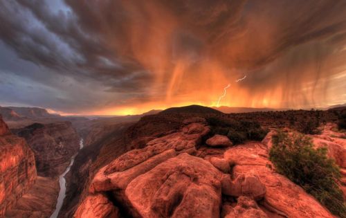 TOROWEAP POINT AND VULCAN’S THRONEThis amazing image, taken by Bret Webster on July 5 2011, shows To