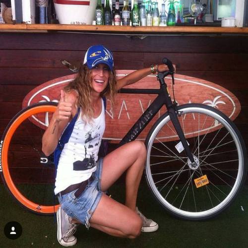 javi-ballestero:@lachicaquecorre #citygirls #sexigirl #girlbike #girlsgonefixie #ridegirl #ridelikeg