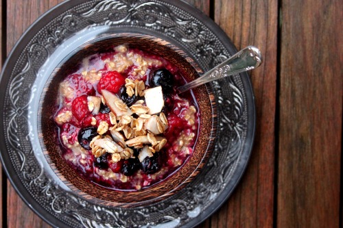 creamy cinnamon oatmeal with berry compote and coconut granola topping. total food porn <3
