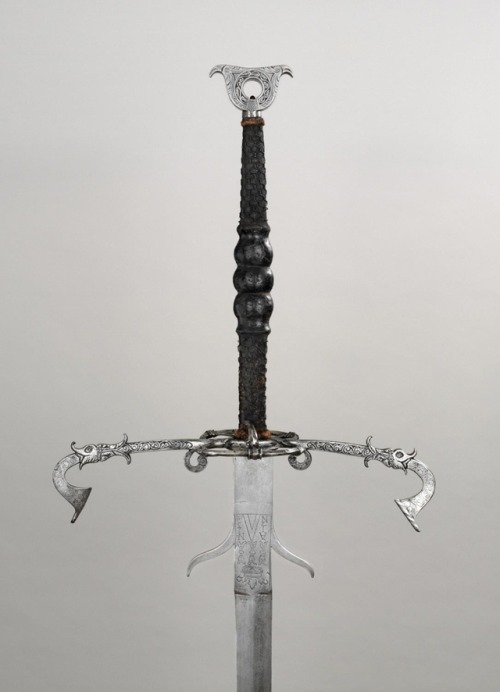 historyarchaeologyartefacts:Two-handed sword (54.9 × 21.1 × 195.1 cm, 4650g) made for bo