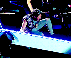 kryptoniall-deactivated20150613:  Jon’s improvised rap causing Niall to fall over