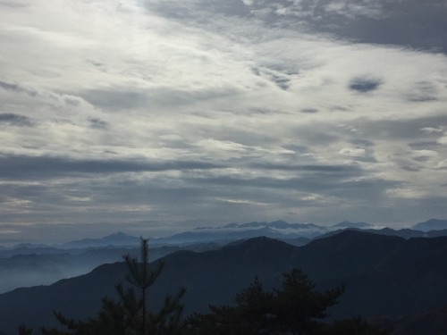 haruka-staff:奥多摩、日の出山から、丹沢？の方角