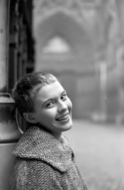 deshistoiresdemode:Jean Seberg at the cathedral