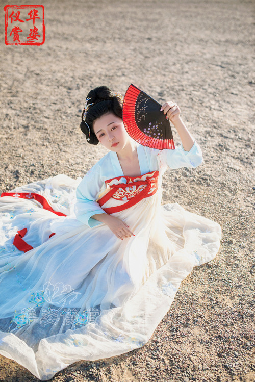 Traditional Chinese hanfu by 华姿仪赏汉服